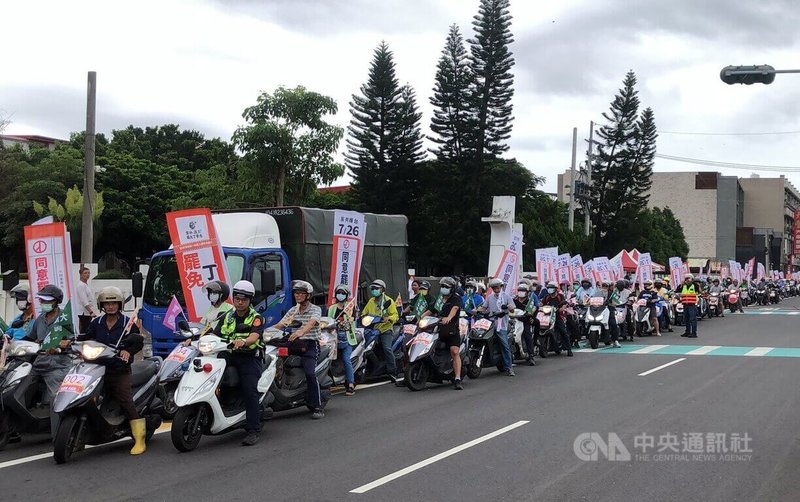 「護國大遶境」雲林場車掃原定9日舉行,因風災取消,罷團「雲林拔釘」團隊20日在雲林縣平和國小前再次發動民主大車掃,車隊將繞行雲林海線11個鄉鎮。中央社記者黃國芳攝 114年7月20日