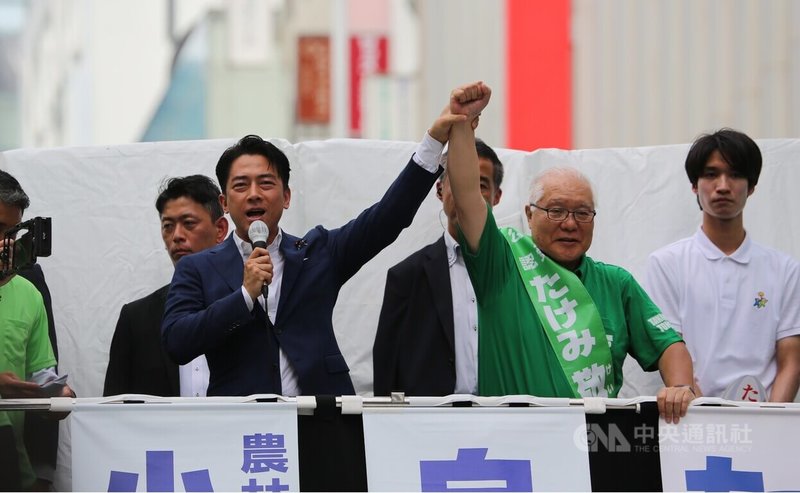 日本第27屆參議院選舉舉行投開票,選舉結果最快在深夜大勢底定。執政聯盟自民黨及公明黨(簡稱自公)在參議院是否能維持過半席次是大選焦點。自民黨籍農林水產大臣小泉進次郎(持麥克風者)19日在輔選時說奮戰到底。中央社記者楊明珠東京攝 114年7月20日