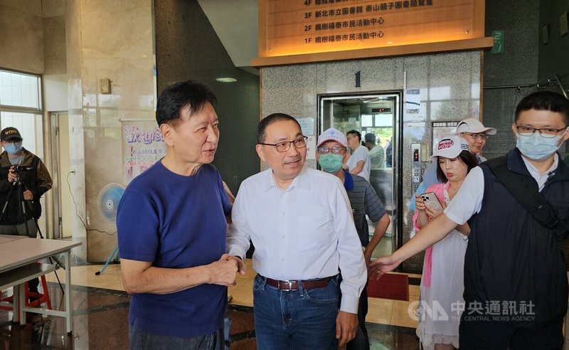 國民黨20日在新北市泰山區舉辦反罷免說明會,新北市長侯友宜(前中)、媒體人趙少康(前左)到場,呼籲民眾726挺身而出,投下不同意罷免票。中央社記者王鴻國攝 114年7月20日