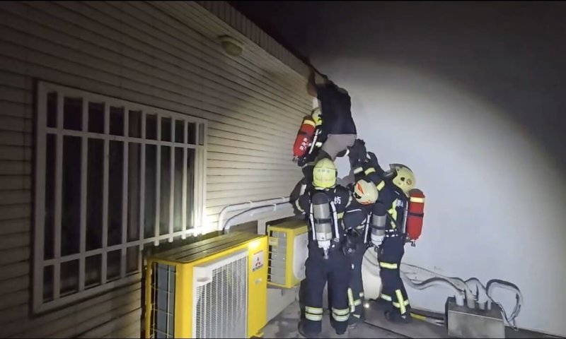 澎湖縣馬公市一處租車行20日凌晨發生火警,消防局第一時間協助民眾疏散。(澎湖縣消防局提供)中央社 114年7月20日