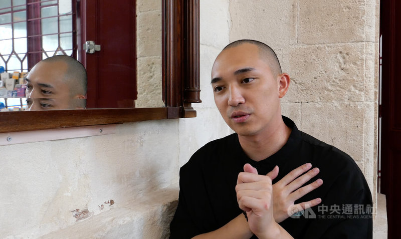 身體處方舞團總監暨編舞者莊博翔表示,舞作「㒩」的發展像是在養育一個生物,慢慢跟它培養感情,讓它變得越來越完整。這些自然發展出的動作像是抵抗,也像生存,非常原始。中央社記者李若韻亞維儂攝 114年7月20日