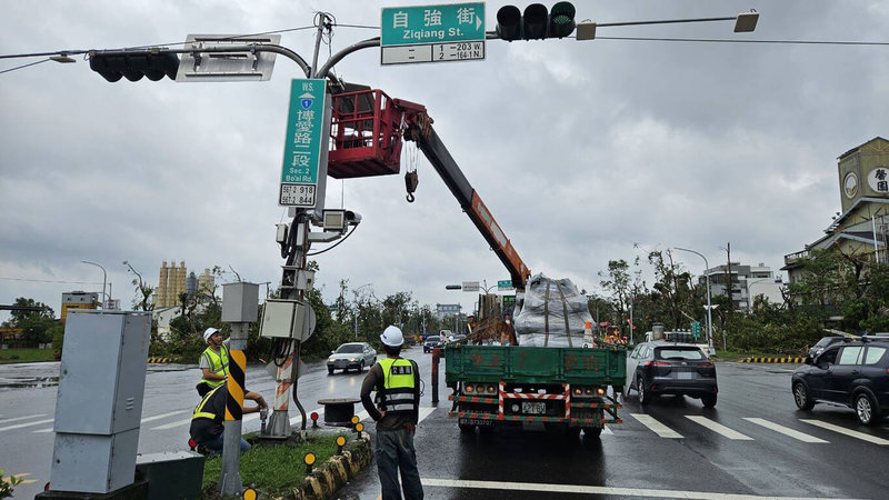 颱風丹娜絲重創台南、嘉義,高雄市出動1807人次、動員425台車輛、563台機具支援救災,20日任務完成。(高雄市政府提供)中央社記者蔡孟妤傳真 114年7月20日