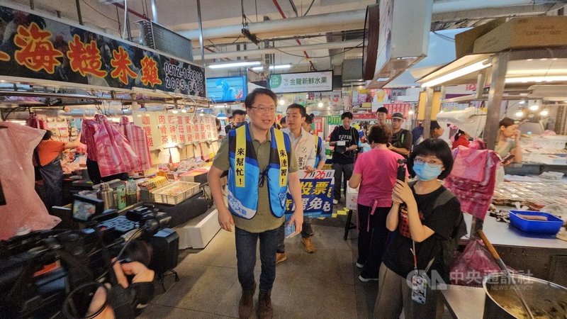 罷免投票前黃金週,民進黨秘書長林右昌(前左)與罷團前往新北市汐止區金龍市場拜票,他表示,這次公民發起的罷免,不是仇恨的動員,是希望能夠讓整個國會能夠正常。中央社記者王鴻國攝 114年7月20日