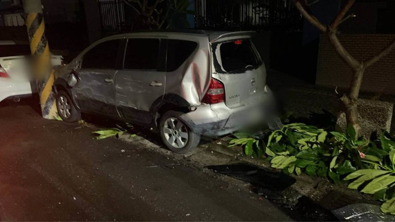 高雄小港區廠橫路19日有車輛連續撞擊路邊車輛並逃逸,警方展開追查,20日查獲涉案49歲黃姓車主,全案依毀損罪嫌移請高雄地檢署偵辦。(高雄市警察局小港分局提供)中央社記者張已亷傳真 114年7月20日