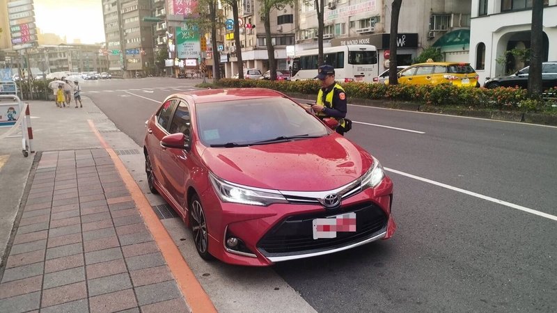議員發現北市塗銷私畫紅線37處之前，卻開出475張罰單，僅4案撤銷，多數駕駛無辜被罰。市府20日表示，曾因私畫紅線挨罰的民眾透過申訴，並經負責單位查證及評估後將會研議撤單。圖為警方開單畫面。（警方提供）中央社記者劉建邦傳真  114年7月20日