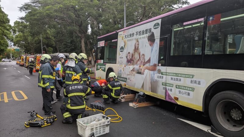 台北市愛國西路附近19日發生行人遭公車撞擊死亡事故,部桃乳房外科醫師周佳正走在行穿線時,遭轉彎公車撞擊,送醫搶救不治。(翻攝畫面)