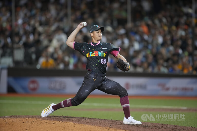 9局下TEAM STAR外野手宋晟睿登板投球。中央社記者徐肇昌攝 114年7月20日