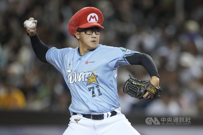 TEAM TAIWAN派投手莊昕諺(圖)中繼登板,莊昕諺戴著瑪利歐帽子投球。中央社記者徐肇昌攝 114年7月20日