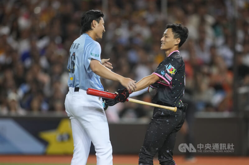 3局上,TEAM STAR球員郭天信(右)遭遇觸身球,走上投手丘給予TEAM TAIWAN投手李東洺(左)擁抱。中央社記者徐肇昌攝 114年7月20日