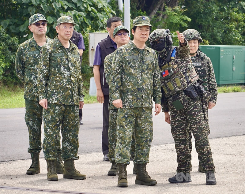 總統賴清德（前中）14日抵達高雄左營海軍基地，視導「漢光41號演習－海軍防禦性布雷操演」。（中央檔案照片）