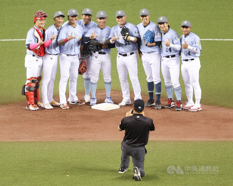 TEAM TAIWAN隊先守備,賽前場上9人合影留念,由裁判掌鏡。中央社記者張新偉攝 114年7月20日