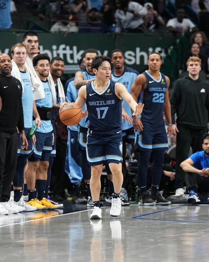 日本旅美籃球選手河村勇輝（前中）上個球季效力於NBA曼菲斯灰熊。（圖取自instagram.com/kawamurayuki_8）