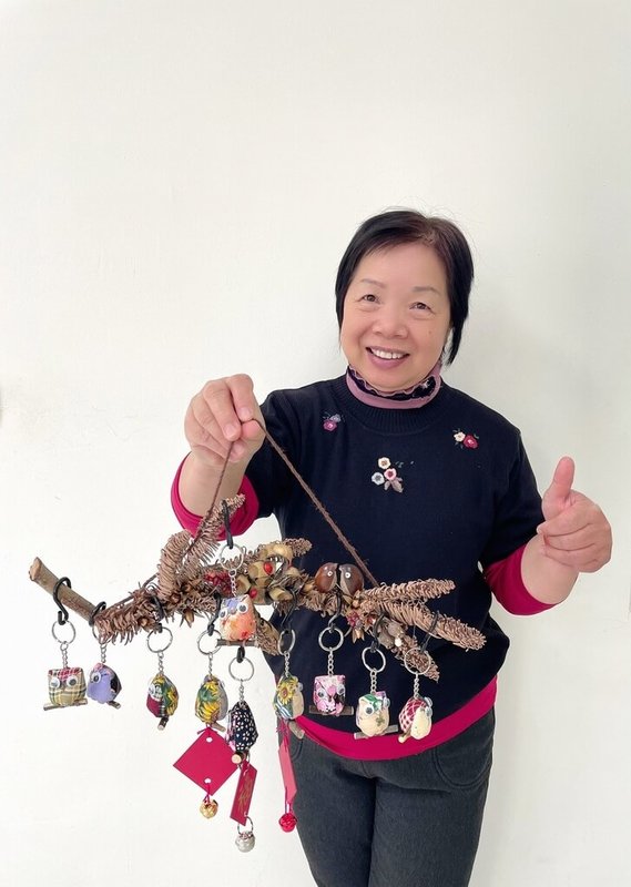 新竹縣興隆國小校長葉瑞珠親手製作貓頭鷹吊飾送給學生，每隻貓頭鷹長得都不一樣，象徵每個孩子都是獨特個體。（教育部提供）中央社記者許秩維傳真　114年7月20日