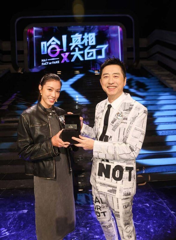 歌手游鴻明女兒游宇潼(左)上哈林庾澄慶(右)主持的節目「哈!真相大白了」,優異表現獲贈節目金牌的「真相調查員」認證。(公視提供)中央社記者洪素津傳真 114年7月20日