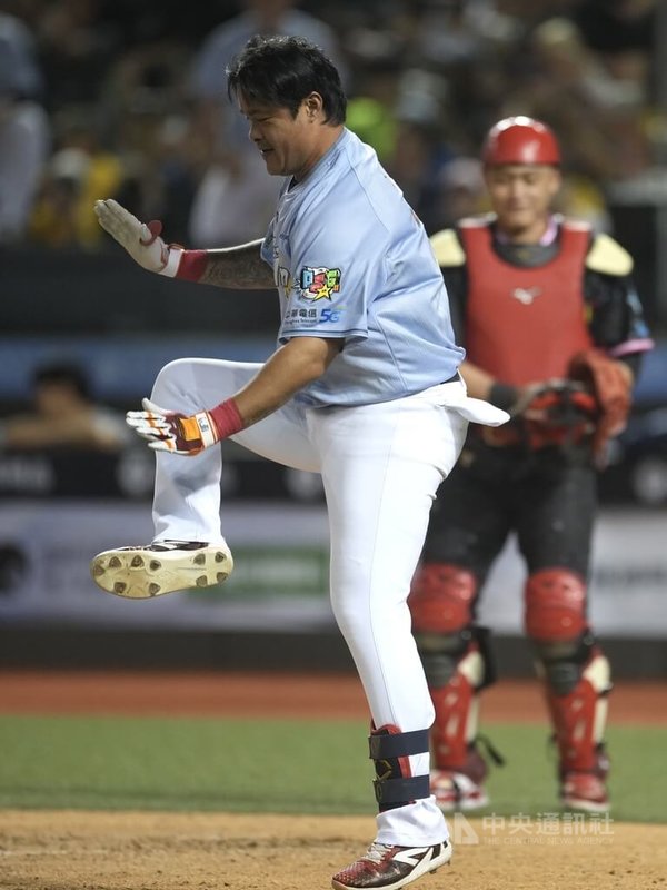 6局下,TEAM TAIWAN隊林智勝(前)在進打擊區前,大跳韓團Super Junior歌曲Sorry Sorry。中央社記者徐肇昌攝 114年7月20日