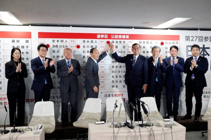 日本首相石破茂(右4)20日在自民黨競選總部觀看開票情況。(共同社)