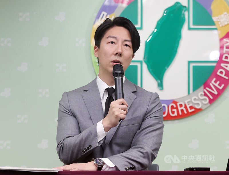 民眾黨主席黃國昌表示,正被關押在土城看守所的民眾黨前主席柯文哲收到罷免投票通知單,「請問賴清德:這是哪門子的黑色幽默」。民進黨發言人吳崢(圖)回應,台北市投票通知單是由台北市選委會負責,若有意見應問台北市長蔣萬安。中央社記者郭日曉攝 114年7月21日