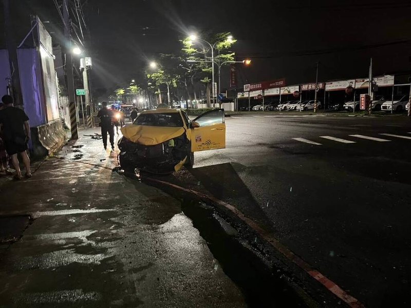 34歲鄭姓男子涉嫌21日凌晨酒後開車，行經高雄市鳳山區路口時，與45歲楊姓計程車駕駛發生擦撞，接著再撞擊一間鐵皮屋，事故沒有造成人員受傷受困，經檢測，鄭男酒測值為0.45mg/L，詢後依公共危險等罪嫌移送。（高雄市警察局鳳山分局提供）中央社記者張已亷傳真　114年7月21日