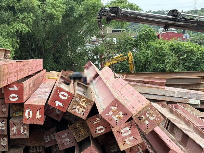 彰化縣芬園鄉21日發生一起工安意外，現場吊車在進行綁梁作業時，鋼梁突然滑落，負責操作吊臂的沈姓男子遭砸中，沈男被救出時已無呼吸心跳、明顯死亡。（民眾提供）中央社記者吳哲豪傳真  114年7月21日