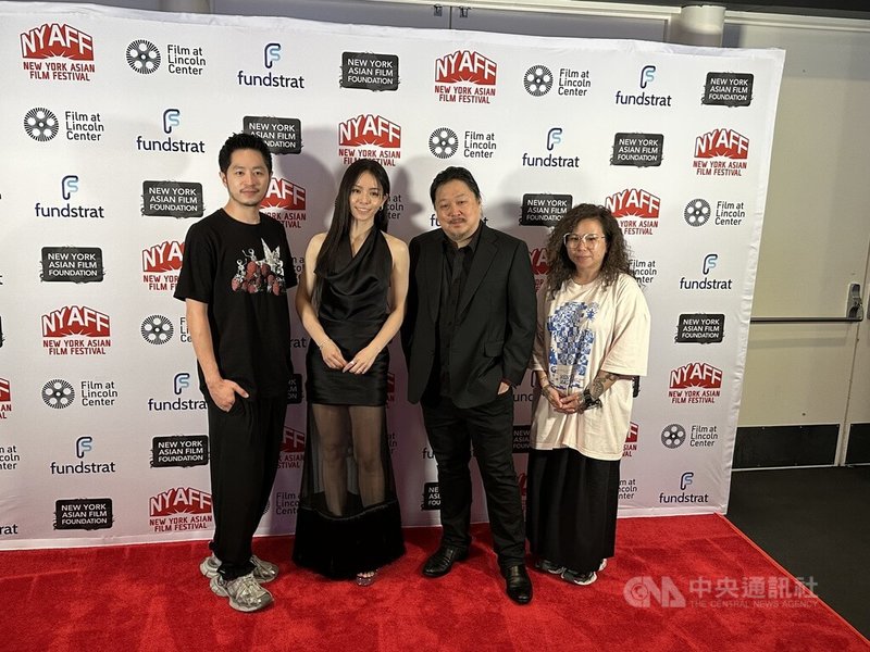 「有病才會喜歡你」監製賴宇同(左1)與「無人知曉的家」女主角宋芸樺(左2)等在紐約亞洲影展放映會前合影。中央社記者廖漢原紐約攝 114年7月21日