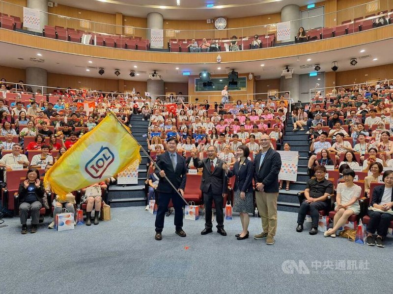 第22屆國際語言學奧林匹亞競賽21日在台灣大學開幕,共有43個國家與地區、近400人參賽,參賽人數創歷年新高。中央社記者許秩維攝 114年7月21日