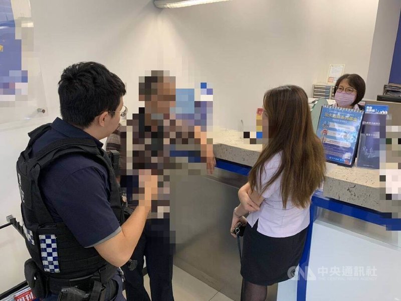 台中陳姓男子(左2)日前認識女網友,對方建議他投資加密貨幣「穩賺不賠」,陳男到銀行欲匯款新台幣150萬元,還依照女網友指示向行員稱款項要「購買中古車」,行員察覺有異立即報案,與警方成功阻詐。(翻攝照片)中央社記者蘇木春傳真 114年7月21日