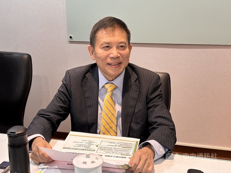 針對AI新十大建設,國發會主委劉鏡清21日表示,將打造3個國際級實驗室,也會培養百萬名AI人才,預計提供新台幣千億創投資金以及AI機器人的百億基金,鼓勵大家創業。中央社記者高華謙攝 114年7月21日
