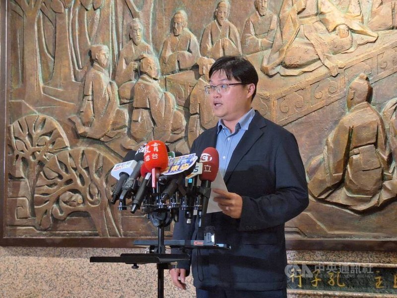 台灣師範大學爆發女足教練周台英以扣學分威脅選手配合研究抽血事件,消息曝光引發社會關注。教育部21日邀請國家科學委員會和衛生福利部召開跨部會會議,晚間會後由教育部次長朱俊彰(圖)說明會議結果。中央社記者許秩維攝 114年7月21日