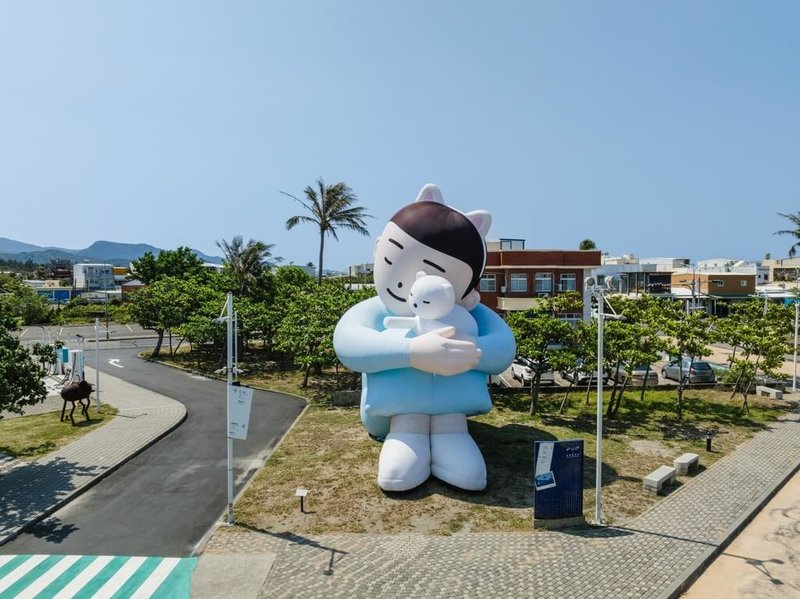 屏東連日風雨，看海美術館「怪獸代班」展最後1週，又有2隻充氣怪獸21日提前「離職」，包含日本藝術家山內庸資「風城的女孩和貓」。（屏東縣政府傳播暨國際事務處提供）中央社記者黃郁菁傳真　114年7月21日