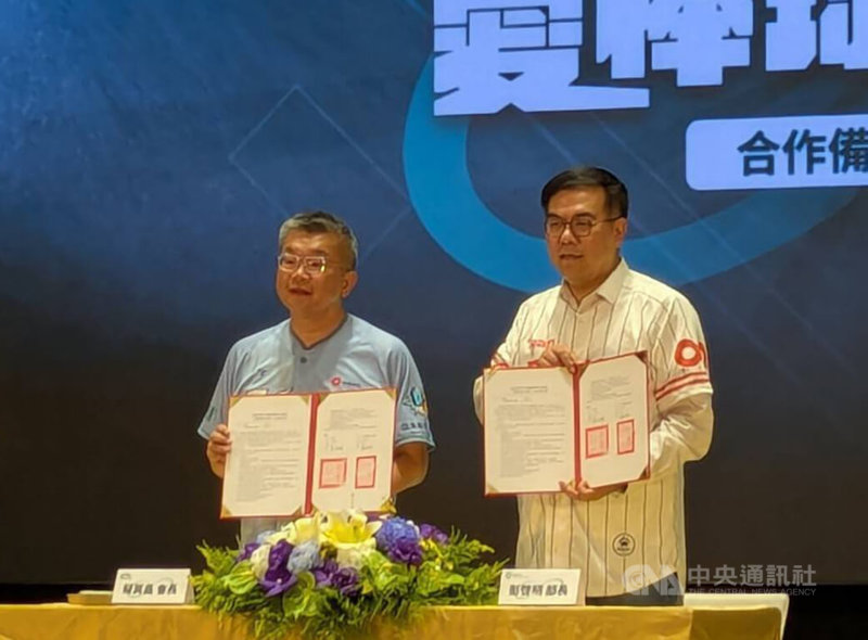 環境部21日與中華職棒聯盟簽署「愛棒球挺永續」合作備忘錄,由環境部長彭啓明(右)與中職會長蔡其昌(左)代表簽署。未來職球6球團會共擬「綠色球場」獎項,共同推動低碳、減塑及資源循環。中央社記者張雄風攝 114年7月21日