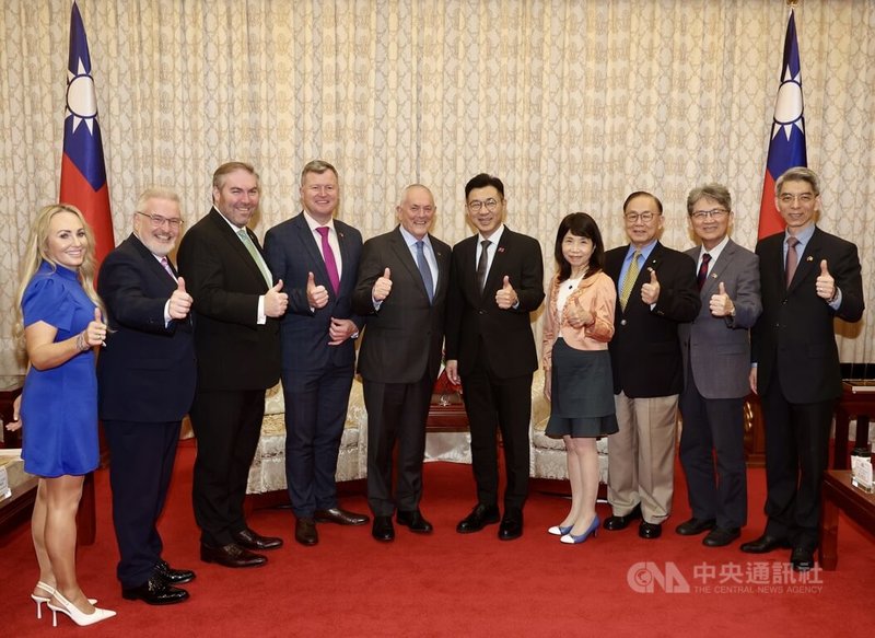 立法院副院長江啟臣（右5）21日下午在立法院接見愛爾蘭眾議院副議長訪問團等一行，歡迎他們來訪台灣。中央社記者張皓安攝  114年7月21日