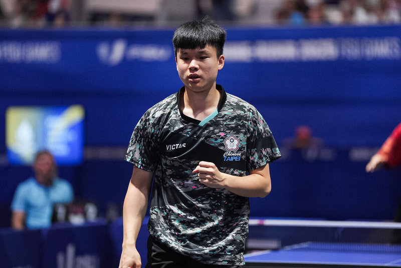 台灣桌球男子代表隊21日在萊茵魯爾世大運團體賽摘下賽史首面金牌，致勝功臣馮翊新（圖）年僅22歲來自桌球世家，爺爺馮弘毅是桌球教練，父親馮泰龍也曾入選國手，在這次世大運展現大將之風，未來備受期待。（大專體總提供）中央社記者陳容琛傳真 114年7月21日