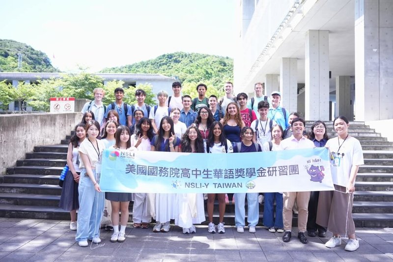 實踐大學承辦美國國務院的「美國高中生華語獎學金計畫」,共有25名美國高中生來台,展開6週語言密集課程,並安排於寄宿家庭生活,體驗台灣文化魅力。(實踐華語中心提供)中央社記者許秩維傳真 114年7月21日