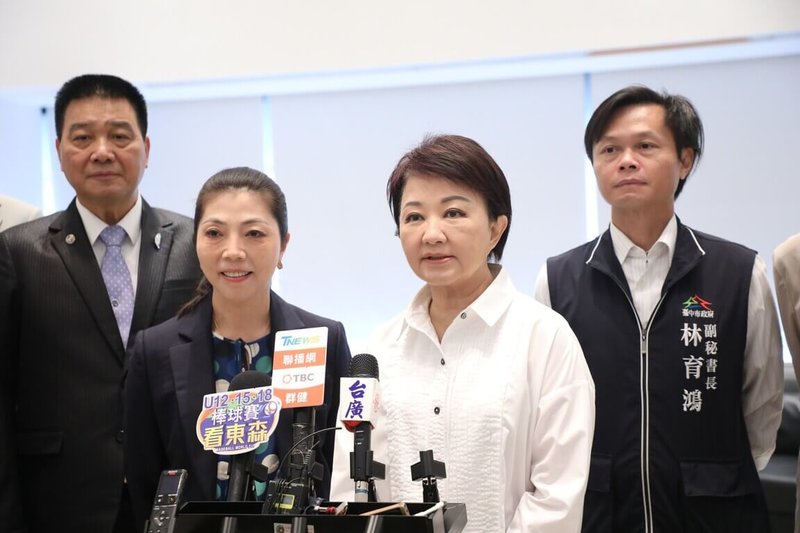 因應美國關稅調整，台中市長盧秀燕（右2）21日接受媒體聯訪說明，市府將編列新台幣2500萬元補助9大公會前往海外參訪及辦展。（台中市政府提供）中央社記者郝雪卿傳真　114年7月21日