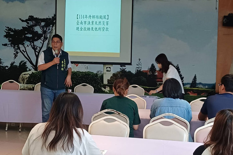 台南市農業局協調農會人員及在地青農進駐11個區公所，協助農民申請颱風丹娜絲災害救助，農業局長李芳林（後左）親自向參與人員說明協助事項。（台南市政府提供）中央社記者楊思瑞台南傳真  114年7月21日