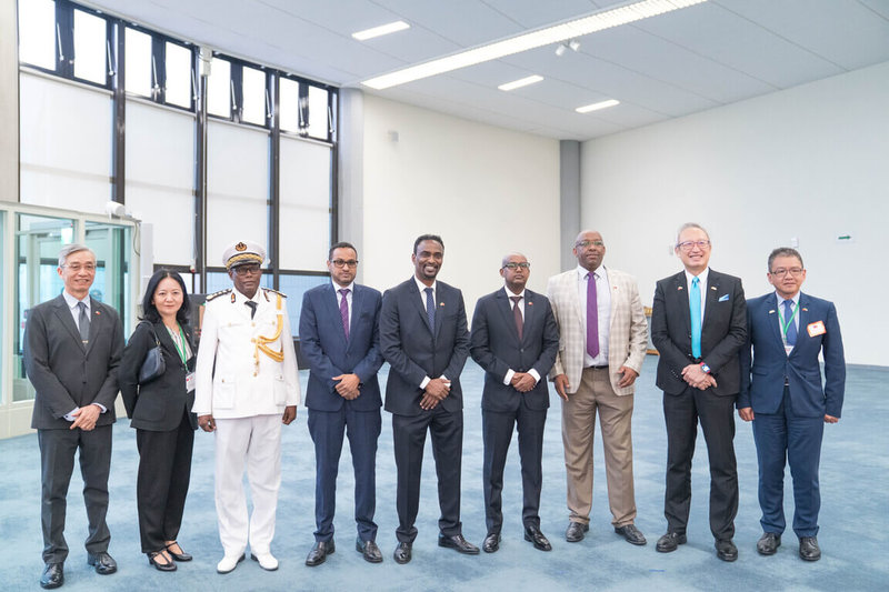 索馬利蘭共和國外交暨國際合作部長巴卡曼(H.E. Abdirahman Dahir Adam)(中)率團訪台,21日下午抵達桃園國際機場,外交部政務次長吳志中(右2)前往接機。(外交部提供)中央社記者吳睿騏桃園機場傳真 114年7月21日