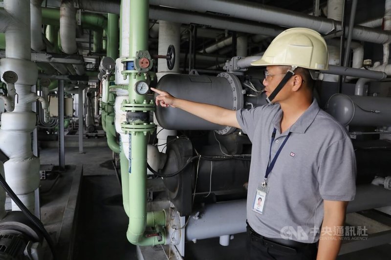 鴻威光電股份有限公司廠務課長陳恒常(圖)著手多元性節能措施,以改變製程所需能源用量、關停多餘耗能設備、汰換老舊設備及加裝自動變頻等裝置,降低能源成本並節省能源。中央社記者張已亷攝 114年7月21日