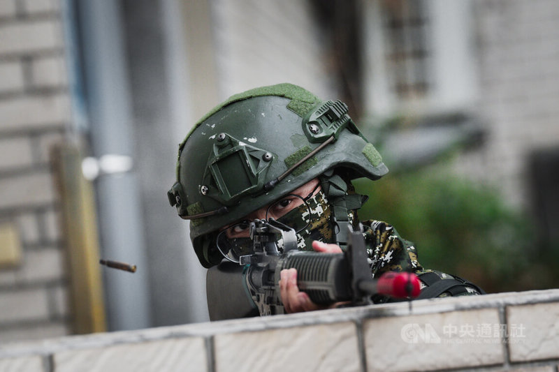 國軍後備官兵14日在漢光41號實兵演習期間，在新北某處國小實施空包彈射擊訓練，為符合實戰化訓練，並不像過往槍身旁會裝設集彈袋。中央社記者游凱翔攝 114年7月21日