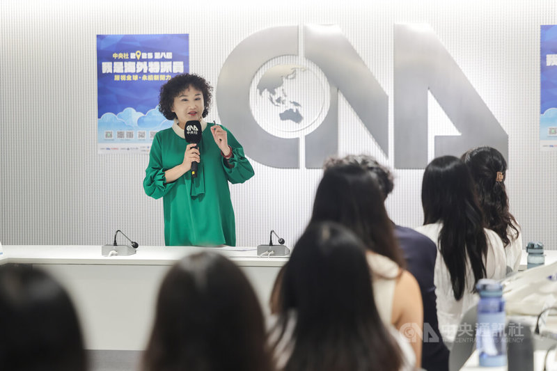中央通訊社「我是海外特派員」邁入第8屆,今年海外實習地點包含美國華盛頓及洛杉磯、新加坡、印度新德里、馬來西亞吉隆坡、德國波昂、菲律賓馬尼拉共6國、7城市,21日由中央社社長胡婉玲(左)親自公布海外實習學員獲選名單。中央社記者裴禛攝 114年7月21日