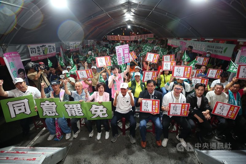 大罷免投票倒數計時,為號召台中市民參與26日投票,民進黨台中市議員陳俞融(2排中立者)21日舉辦「反共護台總動員晚會」,民進黨立委何欣純(前左4)也出席號召民眾同意罷免。中央社記者郝雪卿攝 114年7月21日