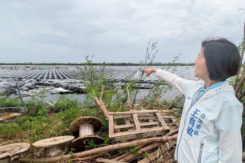 立法院衛環委員會21日到嘉義縣布袋鎮新塭滯洪池會勘,關切南部地區光電設施損壞情況。國民黨立委王育敏(右)指出,風災後至今2週還沒清完廢棄光電板真的太久了,滯洪池內還堆有大量報廢光電板與建材,若不即時移除,恐影響水質、危害當地生態。(王育敏提供)中央社記者蔡智明傳真 114年7月21日