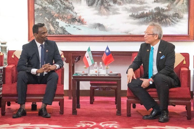 索馬利蘭共和國外交暨國際合作部長巴卡曼(Abdirahman Dahir Adam)(左)21日率團訪台,並與外交部政務次長吳志中(右)晤談。(外交部提供)中央社記者楊堯茹傳真 114年7月21日