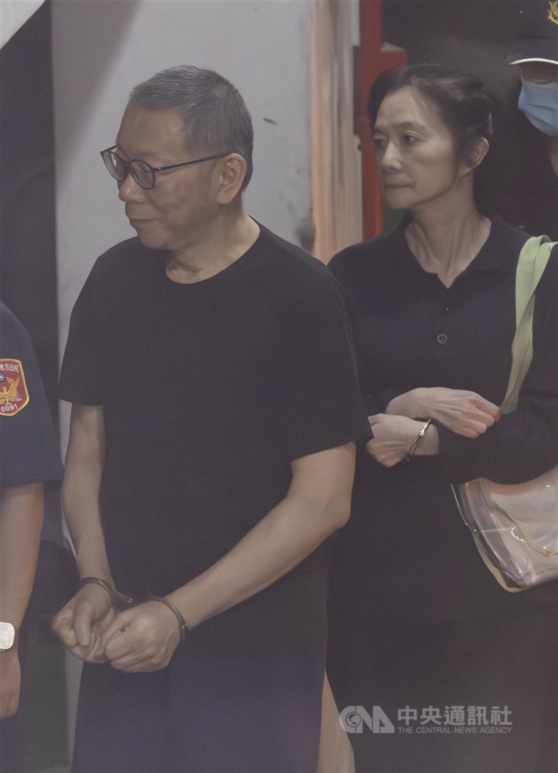 圖為前台北市長柯文哲（左）與國民黨台北市議員應曉薇（右）17日出庭。（中央社檔案照片）