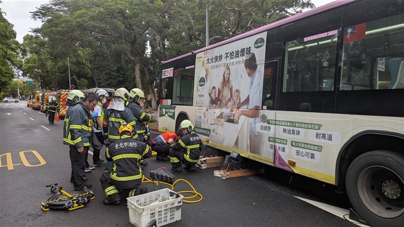 台北市愛國西路附近19日發生行人遭公車撞擊死亡事故,60歲周姓男子走在行穿線時,疑遭轉彎公車撞擊,周男受困前輪,送醫搶救不治。(翻攝畫面)