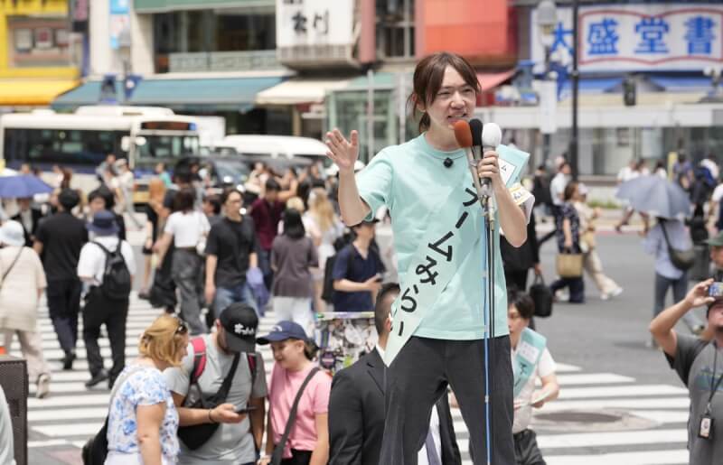 AI工程師安野貴博參選日本參議員,3日在東京街頭演講拜票。(共同社)