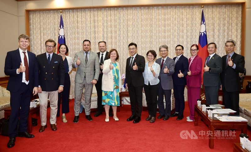 立法院副院長江啟臣（右7）21日下午在立法院接見歐洲議會「歐洲民主之盾特別委員會」（EUDS）代表團，歡迎他們來訪台灣。中央社記者張皓安攝  114年7月21日