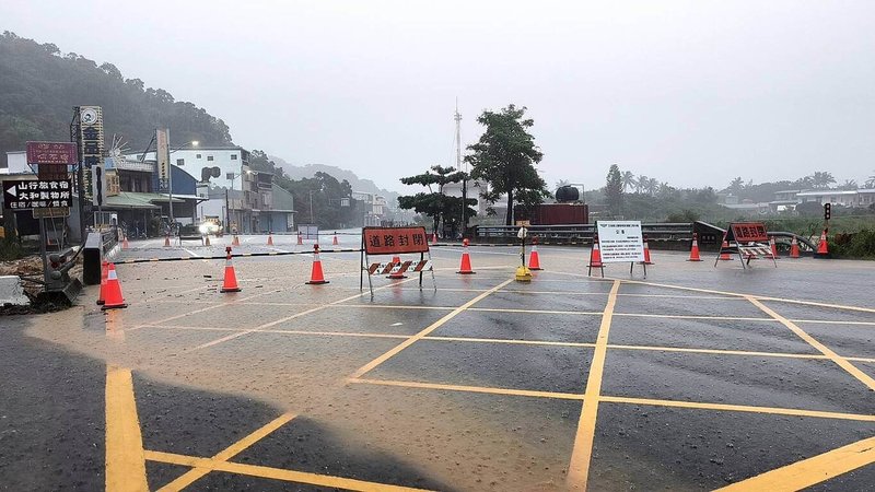 豪雨不斷,台9線420k+950(南迴公路)大武鄉尚武村路段21日因朝庸溪暴漲,全線目前無法通車,公路局預計21日下午5時恢復通車。(公路局提供)中央社記者盧太城台東傳真 114年7月21日