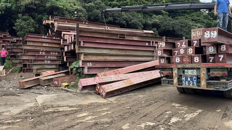 彰化芬園某鋼梁堆置場21日進行綁梁作業時發生工安意外，沈姓男子遭滑落鋼梁砸中、傷重身亡。勞安署人員到場了解後，懷疑沈男吊掛鋼梁時站在最上層，卻操控吊臂抽搬第2層較短鋼梁，導致憾事發生。（民眾提供）中央社記者吳哲豪傳真  114年7月21日
