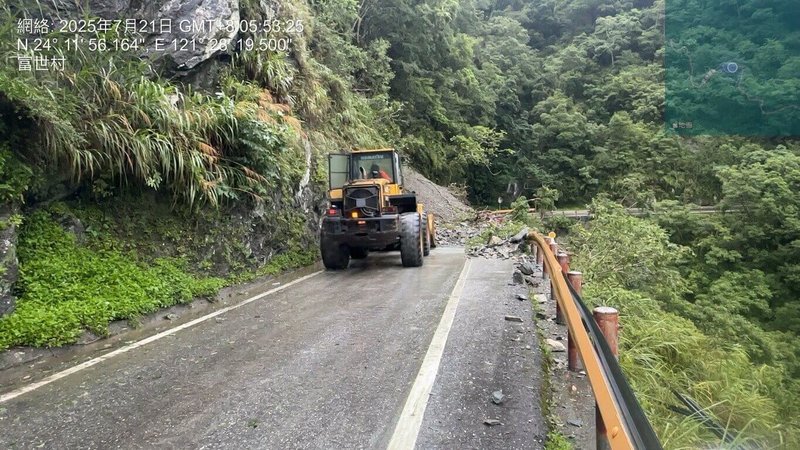 中橫公路台8線東段155.8k豁然亭路段，21日上午坍方落石阻斷交通，公路局預計21日下午5時搶通。（公路局提供）中央社記者盧太城花蓮傳真 114年7月21日