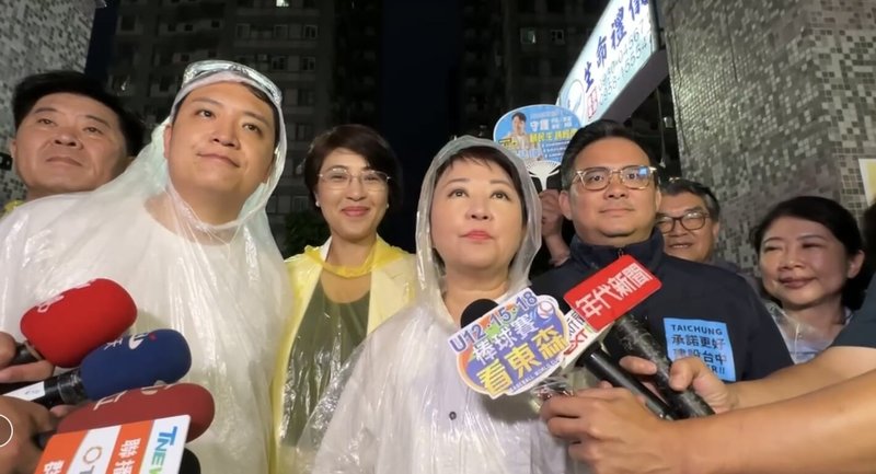 首波大罷免投票在即,台中市長盧秀燕(左4)21日晚陪同國民黨立委羅廷瑋(左2)、黃健豪(左5)車掃,受訪時也再呼籲鄉親票投不同意罷免。(民眾提供)中央社記者郝雪卿傳真 114年7月21日
